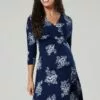 Happy Mama 3/4 Sleeve V-Neck- Jerseyjurk - Navy / White Flowers 1 Happy Mama 3/4 Sleeve V-Neck- Jerseyjurk - Navy / White Flowers -Happy Mama Verkoop 1c12d02a5e924cf488cf1b15eda75599